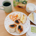 今朝はフライパンでちぎりパンを焼きました。塗ったのは、モニターでいたただいた、マルサンアイ様の「豆乳ソフト コク広がるバター風味」です✨コレステロール95％オフ！乳アレルギーの方でも食べること…のInstagram画像