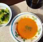 今日はクリスマスイヴ🎅🎄家族でおうちで楽しみました♪前菜のスープは大好きな😘オマール海老🦐のビスク♪それもお湯を注ぐだけで本格的なレストランの味👀すごく手間がかかるんですよね…のInstagram画像