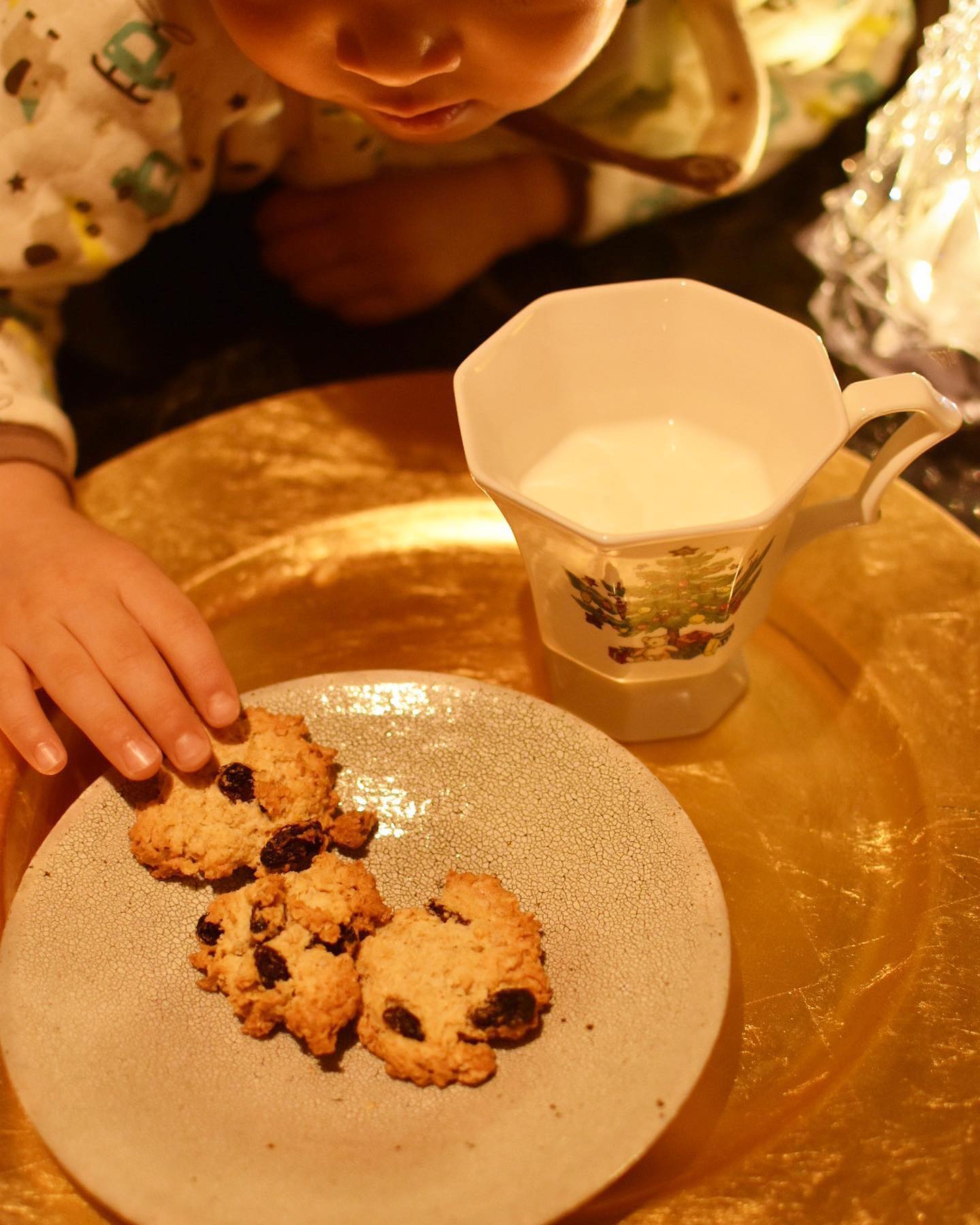 口コミ投稿：𝚃𝚘 𝚂𝚊𝚗𝚝𝚊 𝙲𝚕𝚊𝚞𝚜𝚎🎅✨✨⁡⁡サンタさんへのクッキーとミルクも準備して👦🏻いつも夜なかなか…