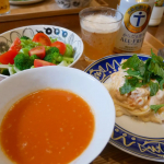 モニプラ、ピルボックスジャパンのオマール海老のビスクのモニター中です。調理は、お湯を注ぐだけ❣️オマール海老の香りが楽しめるスープです。あ、ちょっと混ぜました😉混ぜると程よいトロミ…のInstagram画像