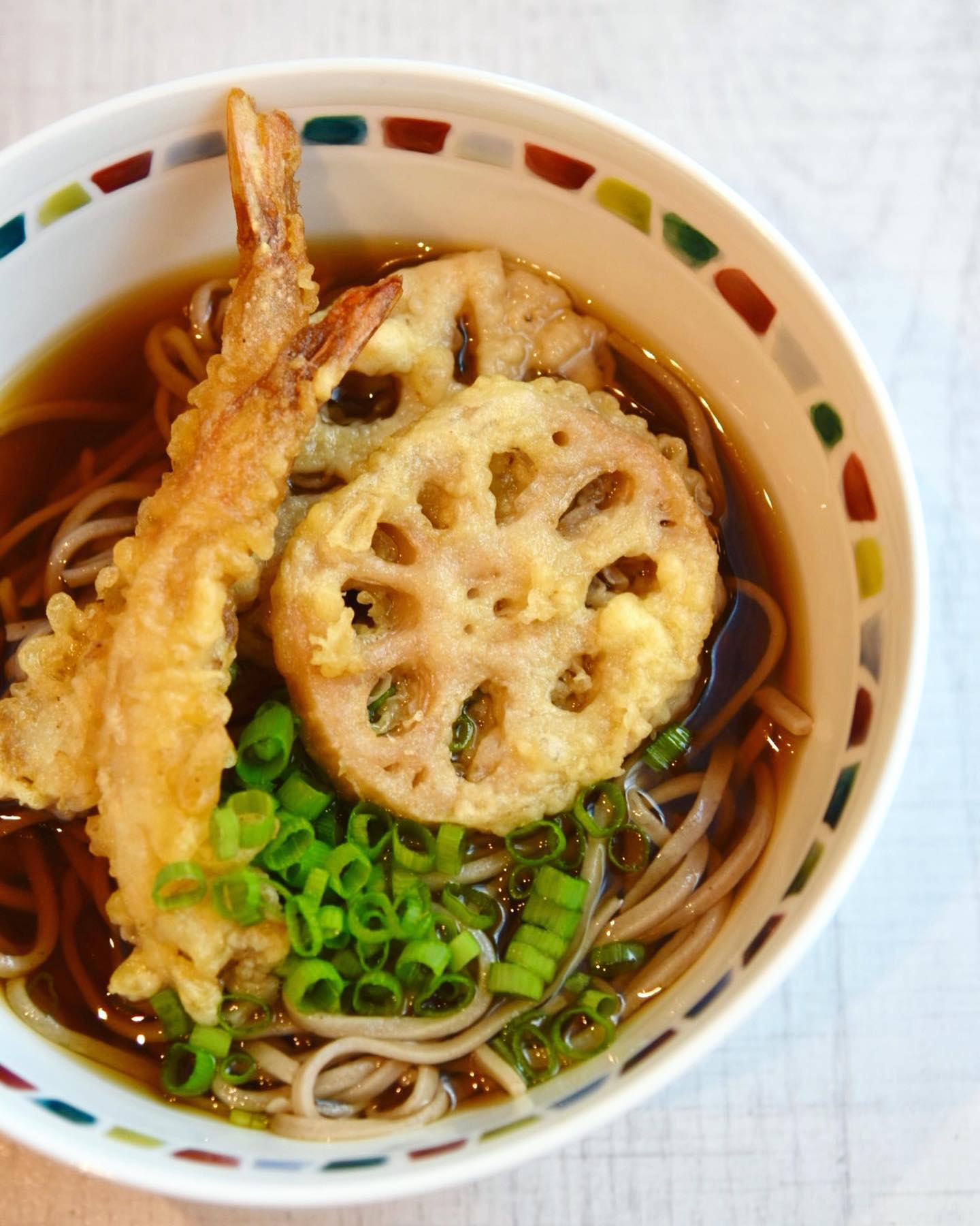 口コミ投稿：天ぷらそば🌸寒い日はあったかいお蕎麦が美味しい〜🥰蓮根と海老の天ぷらをのっけて。…