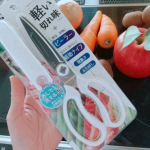 ○料理ばさみ使ってますか？私は使いたいけど使った後洗うのが面倒だし刃のスキマの汚れがちゃんと落ちないのが嫌で使ってませんでしたでもねコレめっちゃイイ！！切れ味サイコーだし軽い力…のInstagram画像