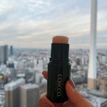 👩‍💻会社のお化粧室でも。デスクでも。コリッコを使用中✨鎖骨と首筋に沿ってコリッコを塗ると、数分後にじわーっと温かくなる☀️カイロを貼ったようなポカポカ時に激し目の温かさ！のInstagram画像