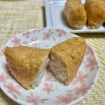 🌅朝ごはんにおいなりさん✨中のご飯はもち麦✌️プチプチ食感のおかげで、よく噛んで食べています。もち麦はいつも @hakubaku_official 様のもの😊他のメーカーを知らない…のInstagram画像