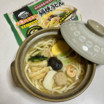 🌟今日の晩ごはんは楽ちん🎶なべやき屋キンレイの お水がいらない鍋焼うどんです✌️2023年初キンレイ✨凍っている出汁、写真2枚目に見えますか☺️袋を開けて鍋に移し、火にかけながら麺をほぐす…のInstagram画像