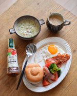 おはようございまーす。今日は出勤時間遅めなのでゆっくりとした朝☺️ブロッコリーとトマトと生ハムのサラダ目玉焼きベーコンブロッコリーのミルクスープサラダはブルドッ…のInstagram画像