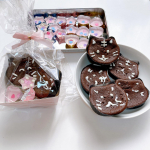 もうすぐバレンタイン💝今日はちょっと早めのバレンタインを作ったよ✨手作りキットシリーズの『ねこプチガトーショコラ』を使って手軽に簡単に子ども達と作りました♪⁡𖧷ガトーショコラミ…のInstagram画像