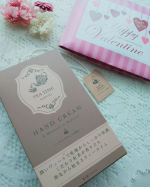*もうすぐバレンタイン💘手荒れ男子にチョコと一緒に保湿成分たっぷりのハンドクリームをプレゼント🎁オシャレな外パケを開けるとチューブのオシャレなハンドクリーム✨ブラックティーの甘めな香り…のInstagram画像