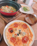 週末ご飯🍴✨ピザ・牡蠣と海老とトマトのアヒージョ・アボカド美味しいもの食べると、幸せダァ😋✨#野菜をMOTTO #カレー #新発売 #monipla #monmarche_fan #料理#自宅…のInstagram画像
