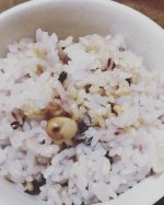 今回は北海道玄米雑穀米を食べてみました！飲食店にいき、白米か雑穀米かを選べるお店だったら迷わず雑穀米を選ぶくらい雑穀米が大好きなのですが、家ではハードルが高く作ったことがありませんでした。。しかし…のInstagram画像