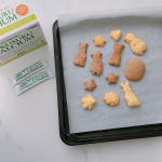 ．そのまま飲めるスクスクカルシウム(ココア味)をお菓子作りにアレンジしてみました🍪☕️💭バレンタインの日、娘と一緒にクッキー作りをしました。クッキー生地をたまごLサイズくらいとったら、そこにス…のInstagram画像