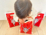 𓅮𓂃*江崎グリコ　　グリコのミニプレゼントセット🍫　子どもたちは袋の中に何が入っているのかワクワクしながら開けていました🥳　誕生日でもなんでもない普通の日にもらうプレゼントは嬉しいね👦🏻…のInstagram画像
