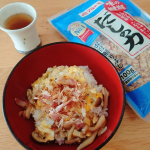 pink_villea🐟おうちごはん🐟お昼ごはんです！肉系何もなく、たまごとシメジと油揚げだけの丼あるもんで丼😂でも、出汁を混合削り節でとり、最後に削り節をたくさんふりかけました！！…のInstagram画像