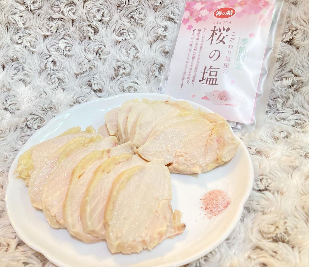 口コミ投稿：海の精季節限定　桜の塩奈良吉野の八重桜で作ったお塩ピンク色なので白い食べ物にか…