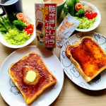 .今日の朝食です。正田醤油さまの『焼きまんじゅうトーストのたれ』という商品をモニターしました。面白いでしょ😊こんなのがあるんだぁ🥰元々「焼きまんじゅう」は群馬県の郷土料理だそうで、串に…のInstagram画像