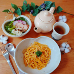 🍝おうちランチ🍝今日は土曜日だけど、お一人様天気が良いから、布団干したり、掃除したり、断舎離したり、クリーンデイです！！うにクリームパスタをちゃちゃっと作りました！フリーズドライの『うにク…のInstagram画像
