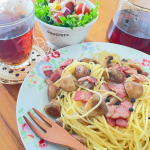 玉露園しいたけ茶を使ってパスタと雑炊を作ってみました！パスタはベーコンとマッシュルームを炒めてしいたけ茶で味付け♪茹でたパスタを絡めて出来上がり！雑炊はご飯にお湯を入れてグツグツさせてしいた…のInstagram画像