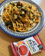 🍅ガスパチョアレンジ！簡単パスタ🍝冷たい水でも溶けて飲めるピルボックスさんのガスパチョ。水でといてもコクがあって美味しかったので、パスタにしてみました。分量より少なめの水と野菜の水分で溶け、味付け…のInstagram画像