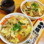 今日の晩ごはん。野菜たっぷりトッピングの#味噌ラーメン 🍜豚肉とたっぷりの野菜を炒めてラーメンにトッピング🍜具沢山で美味しかった〜麺はもち麦で有名な#はくばく さんの。むぎ屋の中華麺 ！も…のInstagram画像