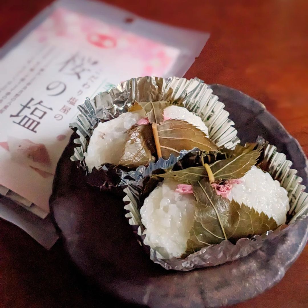 口コミ投稿：海の精「桜の塩」を使った桜餅🌸おばあちゃんレシピはもち米を使います😊あんこを包ん…