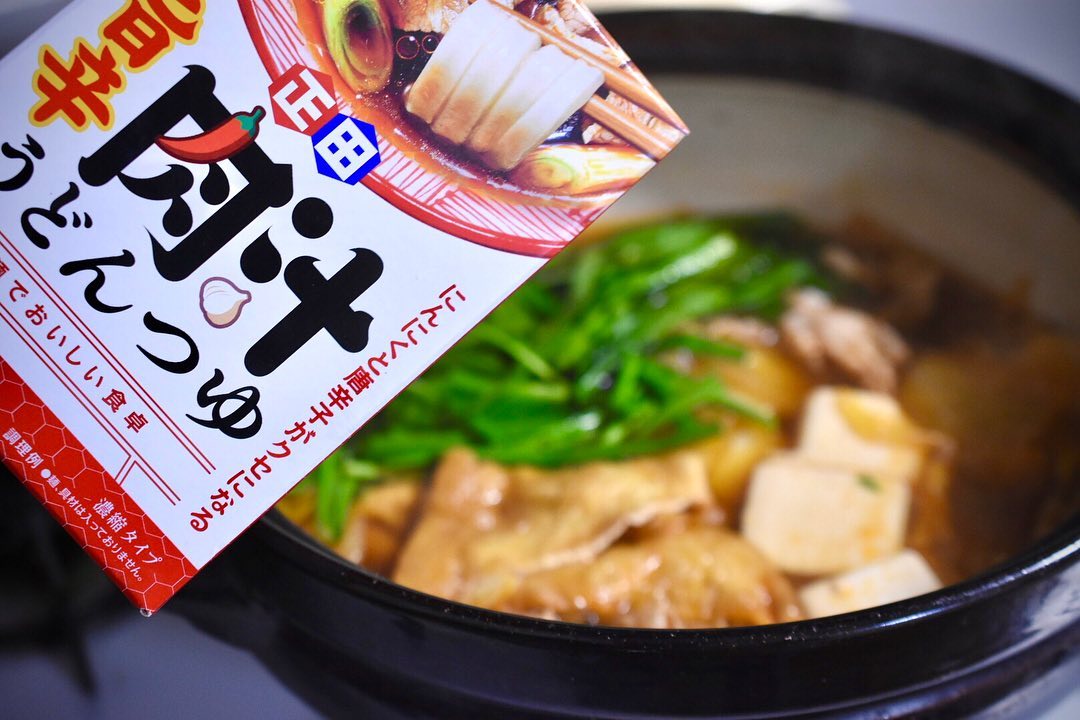 口コミ投稿：正田醤油の旨辛肉汁うどんつゆを使って鍋風。野菜や油揚げ・お豆腐など家にあったも…
