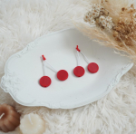 🍒かわいいさくらんぼみたいなこれ🍒´-「プチッとネーム」という商品で名前を書かなきゃいけないけど直書きしたくないなぁって人におすすめ❀´-2枚目みたいにいろんなところにつけれちゃうよ🙆…のInstagram画像