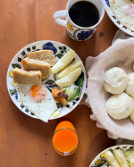❤︎breakfast❤︎やっぱり週末の朝はパンが食べたくなる🍞玄米粉でパンを焼いて、夫の神戸土産、肉まんを蒸して♨️野菜が少ないのと、野菜スープを作りそびれて😅かぼちゃジュースをプラ…のInstagram画像