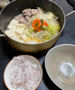北海道玄米雑穀を混ぜて雑穀ご飯を炊きました。とても美味しく炊けました✨夫の反応がとっても良くて、、ご飯というか炭水化物大好き夫、モチモチのご飯が好きです。この雑穀は炊くとモチモチに仕上がるの…のInstagram画像