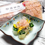 .⁡⁡マルトモさま @prebushi_marutomo の3月1日に発売になった新商品『節匠削匠　鰹本枯節ソフトけずり2ｇ×10袋』を使い『菜の花の湯葉巻きお浸し』を作りました。今回使用した『…のInstagram画像