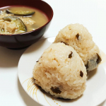 【おうちごはん】今日のお昼は『カネ吉のそのまんま真昆布』を使ったおにぎり。新発売の小袋タイプをいただきました。・材料（米１合に対して）カネ吉のそのまんま真昆布　15枚ほどしょうゆ　大さじ１…のInstagram画像