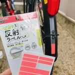 【ピカッと反射ラベル】カラーの再帰性反射ラベルです！強力接着で水に強く、雨具や履物にも使用可能。車のライトなどを反射するので、夜道の安全対策として、バッグや自転車、ヘルメットなどに貼り付けて利…のInstagram画像