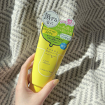 🫧ケアナボーテ毛穴丸洗いスクラブ洗顔黄色のかわいいパッケージの洗顔料☺️💛洗顔で毛穴ケアしてみました🙌スクラブ入りだから洗い終わった後ちゅるちゅるんになった🥹そうなるともう化粧ノリも変わ…のInstagram画像