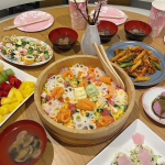ma54yu今年のひなまつりごはん🎎💛今年もすみっコいます。花れんこん、めんどくさそうで避けてたんだけど、作ってみたら簡単なのにかわいい🌸味付けはお酢、砂糖、みりん、生姜。#おうち時間 #お…のInstagram画像