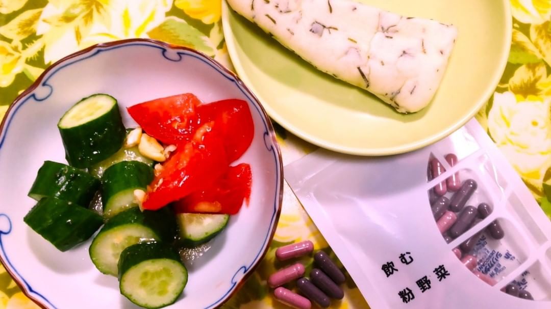 口コミ投稿：「飲む粉野菜」の継続ご報告です。カプセルの大きさに慣れてきました😊3粒ずつ飲めば…