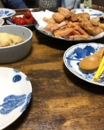 春休みと言うことで娘さんを連れて帰省中なうです💡米粉の唐揚げ、野菜のから揚げ、豆乳グラタン！そして巨大おにぎり🍙（シャケ入り）などを頂きました〜🤤✨✨ビバ‼️実家‼️母飯最高〜♫お昼も近所のラー…のInstagram画像