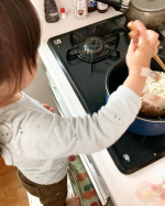 ラーメンを作ってくれた3歳の娘❤️なべやき屋キンレイさんの新商品4食セットをいただきました✨✨・お水がいらない 喜多方ラーメン坂内・カドヤ食堂つけそば　1食・タクマのぶっかけきしめん冷…のInstagram画像