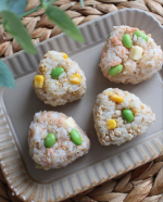 ←🍙#おうちごはん #朝ごはん などの冷凍常備用に、今日はとことん握りました😮‍💨🤲笑○自家製鮭フレーク、チーズ、枝豆○自家製鶏そぼろ、炒り卵、チーズ、枝豆とコーン﹏﹏﹏﹏﹏﹏﹏﹏﹏…のInstagram画像