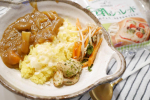 ワンプレートカレーライス🍛　　お友達にゲットしてもらったコストコの牛すじでカレーに🥄　　張り切ってターメリックライスにして上には豆乳シュレッドを🤏　　豆乳使用🥛チーズ風なのでヘル…のInstagram画像