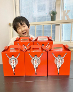 .今回江崎グリコ様のお菓子詰め合わせセットのモニターをさせて頂きました✨見て！このボリューム😂😂母、小学生の頃にグリコピア神戸に工場見学行ったのを今でも覚えてます☺️昔グリコのキ…のInstagram画像