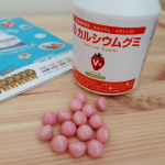 shimako20.16すくすくのっぽくん　カルシウムグミV+（イチゴ味）を食べはじめてから数ヶ月。苺の小さいの食べたいって言っていて、毎日美味しそうに食べています。食事だけではしっかりと…のInstagram画像