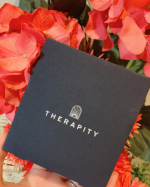 THERAPITY（セラピティ）をお試ししました。１箱に１４袋入っています。高級感のあるパケです。粉になったタイプで量もそんなに多くなくてさっと飲みやすいです。水なしで飲めるのがポイントです。…のInstagram画像