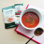 黄えんどう豆100％ミニパスタ「ZENB MEAL」とスープのセット。味は普通の小麦粉でできたパスタみたいでクセもなくつるもち食感で美味しいです✨大きめのカップに水と入れて3分レンチンするだけ…のInstagram画像