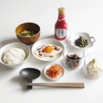 .今日の朝ご飯は、.✔目玉焼き✔ほうれん草とベーコンのバターソテー✔人参とツナのサラダ✔ひじきの煮物✔ポテトサラダ✔卵と小ねぎのお味噌汁.でした〜！！...目玉焼きには“…のInstagram画像