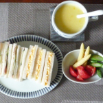 momijitoajisainoniwa12昼食ですサンドイッチ（たまごサンド、ハムサンド）にしました。コーンポタージュスープと野菜サラダ付きです。野菜サラダは家庭菜園で収穫したアスパラと農…のInstagram画像