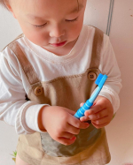 ✧クラプロックス✧スイスのプレミアム歯ブラシを試させていただきました😌✨0歳から4歳のベビー用歯ブラシ。赤ちゃんの小さな手でも握りやすく、歯肉を傷つけないやさしい歯ブラシです🌷毛の本数42…のInstagram画像