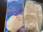 『SPUN KUCHIRAKU MASK(小さめ)』スパンレース製法の不織布を使うことで上品な「艶」と「発色」、不織布の高機能が両立したマスク。とてま柔らかい質感で付け心地が良い⭕️鼻によ…のInstagram画像
