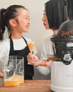 .低速ジューサーの世界ブランド「 Kuvings クビンス」 でフレッシュジュース作り♪野菜や果物は生で食べるより低速ジューサーでジュースにすると身体にうれしいことがいっぱいです♪生の果物を…のInstagram画像
