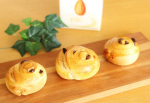 半日保育の時のランチは、焼きたてパン✨娘の好きなrレーズンを巻込んだ、シナモンレーズンロール。水分は、アーモンド効果のみ。砂糖不使用だけど、甘みを感じられて、パンもフワフワに☺️娘もあっという…のInstagram画像