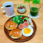 朝ごパン❤体脂肪が気になる方って私のことねwww健康のために#PR #新日本製薬株式会社#新日本製薬 #Wの健康青汁飲み始めました。いつもの朝食に1杯。サッと溶ける青汁の粉末で…のInstagram画像
