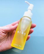 KINSクレンジングオイルの紹介です菌が育んだ発酵成分のクレンジングオイルなんです、天然由来成分100u0025配合で、洗浄成分および保湿成分を含めて植物由来成分は約99u0025配合を実現して…のInstagram画像